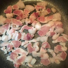 将肉片放入锅中中火煎至出油表面微焦。