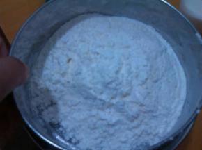 低粉和泡打粉混合后过筛。