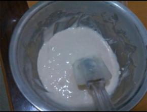 倒入牛奶混合均匀，醒十分钟左右。