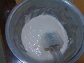 倒入牛奶混合均匀，醒十分钟左右。