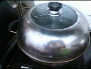 蒸锅里放水加热。