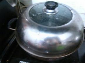 蒸锅里放水加热。