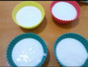 醒好的面糊倒入模具里，八分满就行。