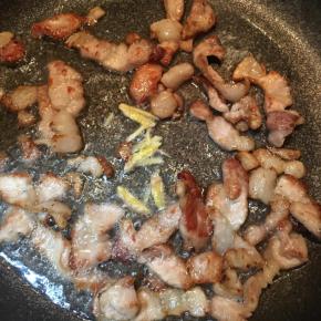 放入姜丝大火煸出香味。