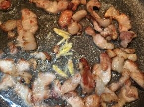 放入姜丝大火煸出香味。