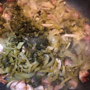 倒入酸菜不停翻炒。