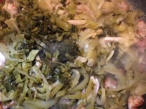 倒入酸菜不停翻炒。