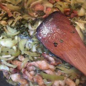 炒至水分微干，调入少许鸡精翻炒均匀。