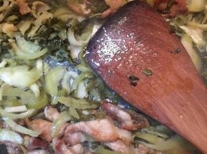 炒至水分微干，调入少许鸡精翻炒均匀。