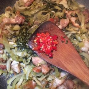 下入剁椒翻炒均匀。