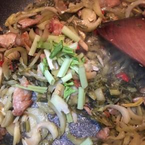 最后下入香芹炒匀即可关火。