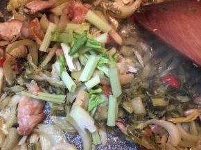 最后下入香芹炒匀即可关火。