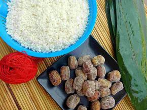 准备好所需材料，糯米提前浸泡一晚，沥干水分备用，粽叶我选的是保鲜粽叶，用的时候清水洗掉保鲜剂，若是干粽叶，用清水泡软即可。蜜枣我选的上等金丝蜜枣