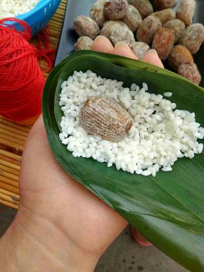 底下放一层糯米，然后放上一颗蜜枣