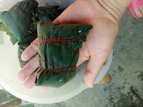 最后用丝线把粽子缠紧即可