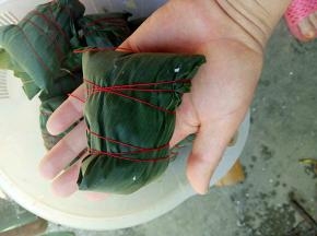 最后用丝线把粽子缠紧即可