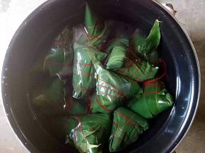 包好的粽子放入电压力锅中，加清水没过粽子，水开后压40分钟即可