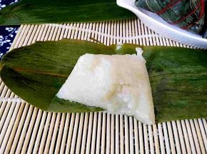 煮熟的粽子糯米洁白