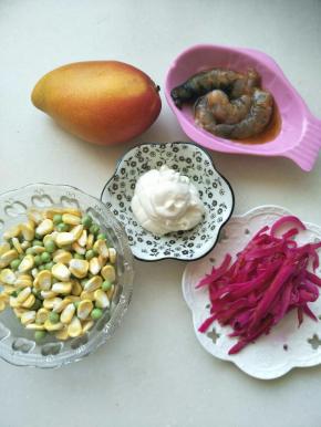 准备材料，番茄酱没有拍上，临时想起来用沙拉酱和番茄酱搭配。