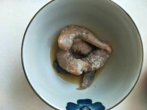 虾用料酒，胡椒，盐腌制。