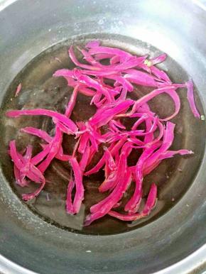 火龙果皮用水焯一下，用凉开水过一下备用。