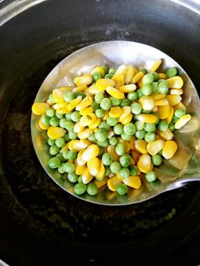 青豆，玉米粒用水煮熟，放冷水过一下捞出备用。