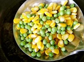 青豆，玉米粒用水煮熟，放冷水过一下捞出备用。