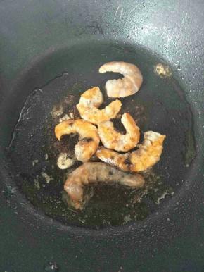 虾子用油煎熟