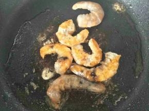 虾子用油煎熟