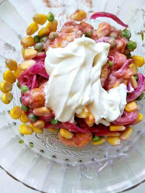 放入沙拉酱或者蛋黄酱搅拌均匀