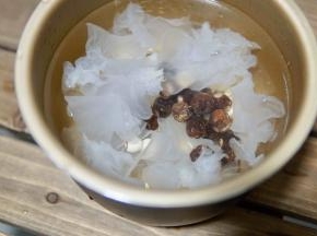 我用的电压力锅 注意不要超过最高水位线
雪梨切块
放入锅内
放红枣
枸杞和适量冰糖
电压锅预约后选择“煲汤”即可
第二天就能吃到暖暖的银耳莲子羹了