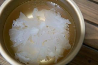 放入适量清水 后加入泡发洗净的银耳
