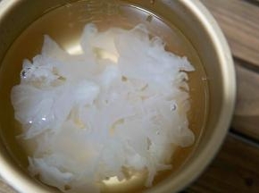 放入适量清水 后加入泡发洗净的银耳
