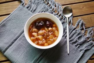 第二天就能吃到暖暖的银耳莲子羹了