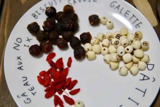 桂圆去壳 莲子洗净 枸杞洗干净备用
