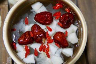 枸杞和适量冰糖
