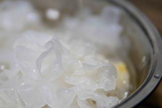 银耳提前泡发
