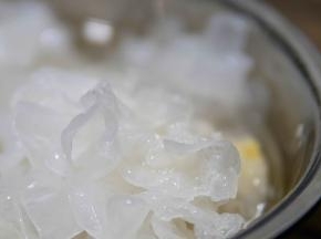 银耳提前泡发
