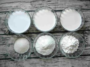 把食材分好，2碗200毫升牛奶，1碗200毫升椰浆。1碗椰蓉，1碗玉米淀粉，1碗白糖。