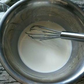 把1份牛奶和玉米淀粉搅拌均匀备用。