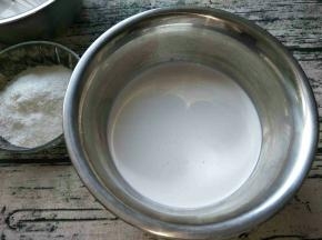 把椰浆和另1份牛奶，加入白糖搅拌均匀。