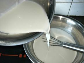 烧开后倒入之前搅拌好的牛奶玉米淀粉。慢慢的缓慢的倒，一边倒的时候一边搅拌，让它们充分匀合。一定要搅拌不能停。