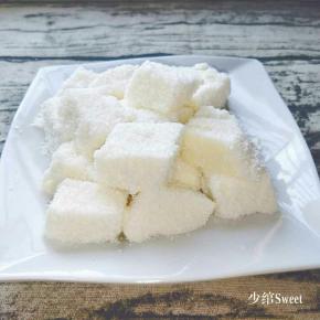 做好的雪花糕。(是不是很简单)做好后放冰箱冷藏2小时在吃，那夏天简直口感凉凉，非常舒服。