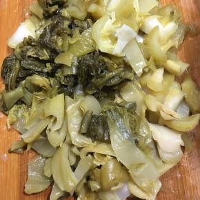 酸菜切碎备用。