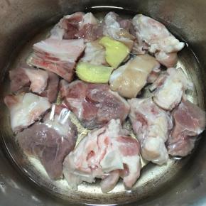 猪脚洗净加入锅中，加入清水和2片生姜，大火煮开，捞出洗净。