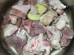 猪脚洗净加入锅中，加入清水和2片生姜，大火煮开，捞出洗净。