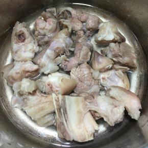 锅中加入1碗清水，放入猪脚。