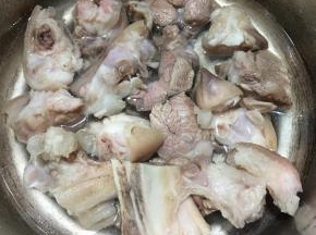 锅中加入1碗清水，放入猪脚。