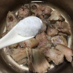 加入盐和鸡精拌匀。