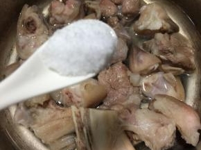 加入盐和鸡精拌匀。